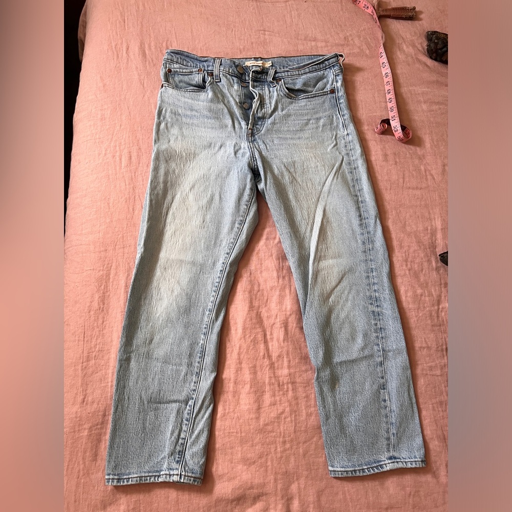 light wash Levi’s wedgie